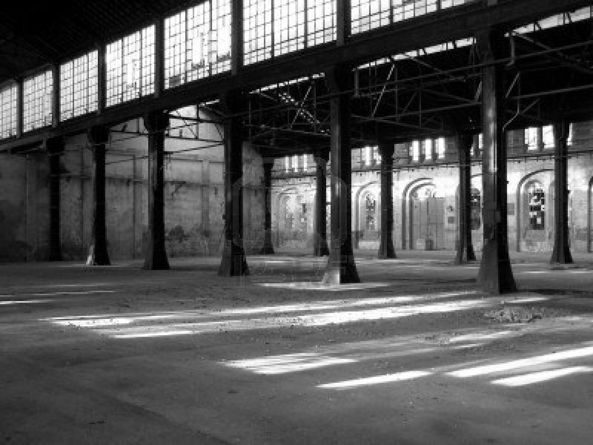 4651651-architettura-fabbrica-abbandonata-in-bianco-e-nero